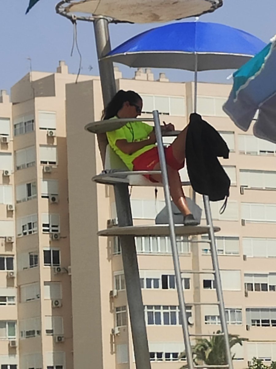 Llagamos 30 min y aún no ha retirado la mirada del teléfono... Ser socorrista no es tomar el sol... No es pasar las horas... Es una responsabilidad enorme y el tiempo de reacción es imprescindible... Es una profesión que salva vidas... No un pasatiempos "guay"'.