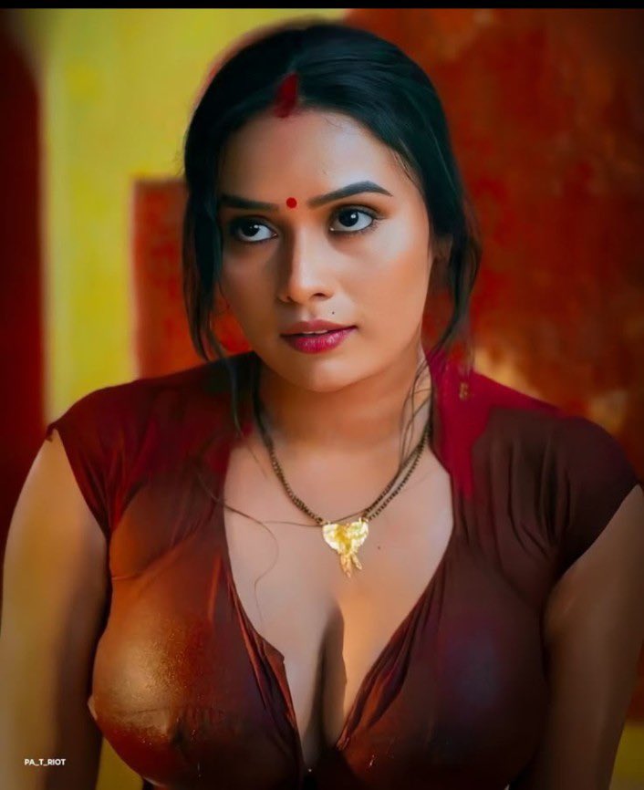 ये तड़पती हुई आँखे बता रही है के बाहर खड़ा रिजवान कसाई और उसके जिस्म  से आ रही गोश्त की ख़ुशबू तेरी अच्छी माँ को तड़पा रही है ये भूखी आँखे और गदराया जिस्म रिजवान के लिए पागल हो रहा है और तेरा कक बाप भी ये ही चाहता है के रिसवान अंदर आके तेरी माँ को नोच डाले 😂
#muslimahijab