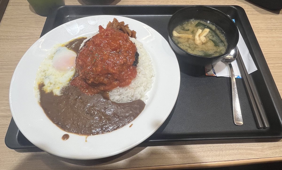 youz_live's tweet photo. 噂のうまトマハンバーグカレーをいただきます。 https://t.co/hNpqsSx0C4