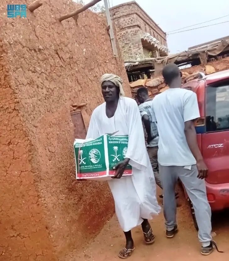 AJELNEWS24's tweet photo. لدعم الأشقاء السودانيين..

السعودية توزع سلال غذائية في محلية الكاملين بولاية الجزيرة في السودان.

🇸🇦🇸🇦 https://t.co/bK3MbFnTSJ