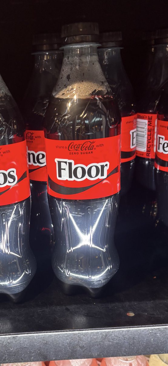 carlykessler16's tweet photo. Spilling your soda << sharing it with Floor https://t.co/Daqp9PPdWE