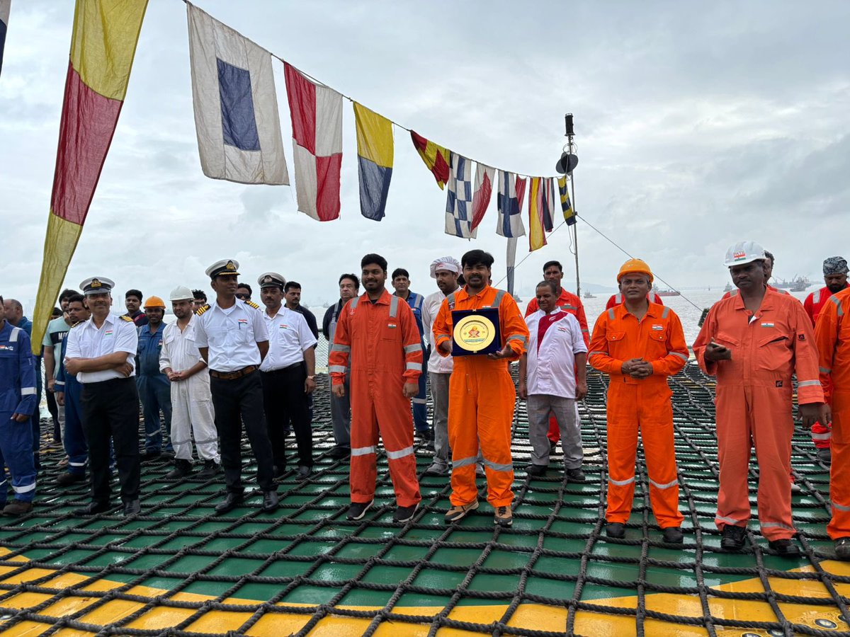 ONGC_'s tweet image. 🇮🇳 
From the vast oceans to every Indian home, the #Tricolour unites us all. Onboard Samudra Nidhi, our offshore well stimulation vessel, #ONGCians proudly hoist the #Tiranga, a symbol of strength, unity, and the spirit of #HarGharTiranga.
With courage anchored deep in the seas