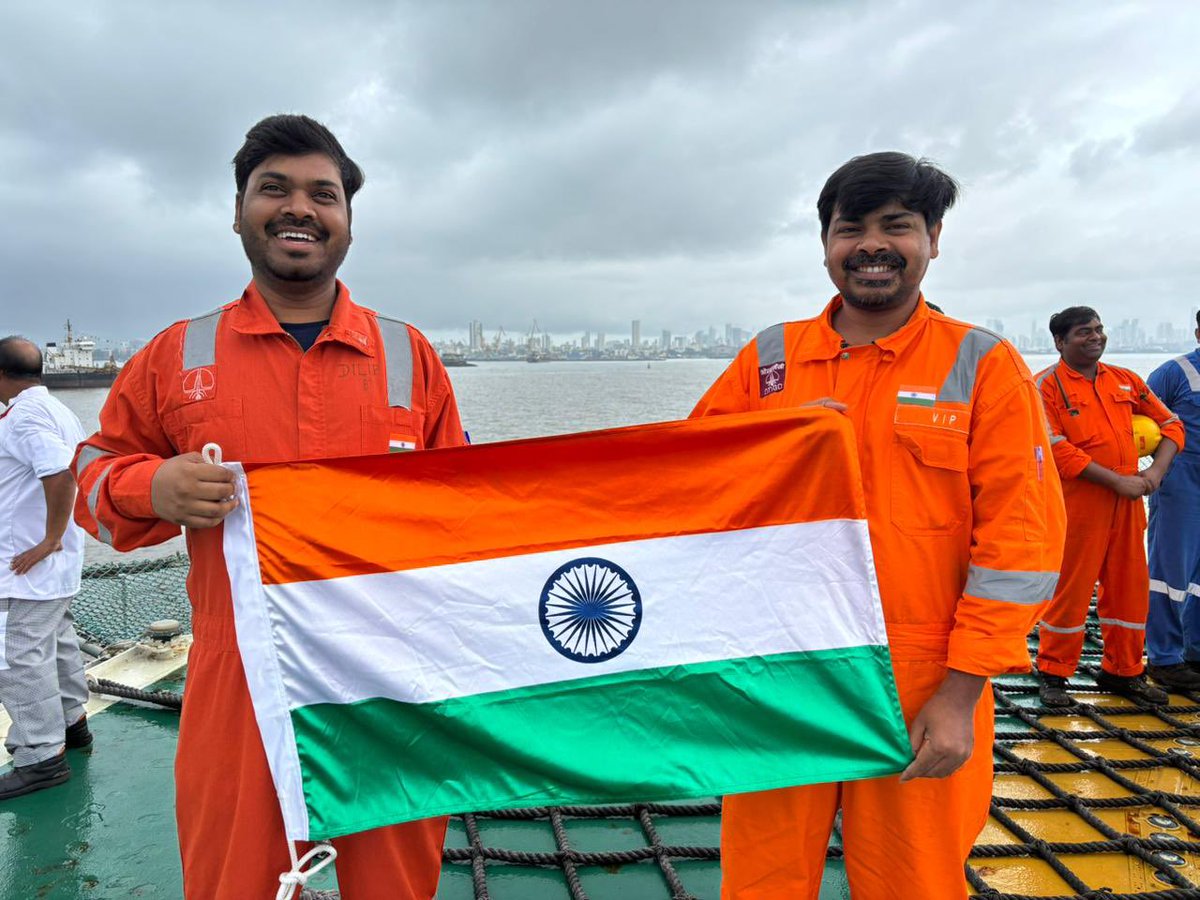 ONGC_'s tweet image. 🇮🇳 
From the vast oceans to every Indian home, the #Tricolour unites us all. Onboard Samudra Nidhi, our offshore well stimulation vessel, #ONGCians proudly hoist the #Tiranga, a symbol of strength, unity, and the spirit of #HarGharTiranga.
With courage anchored deep in the seas
