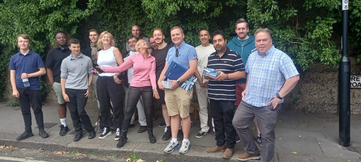 🙌 Enjoyable morning on the doors 
with Mayor <a href="/JasonForCroydon/">Jason Perry - Mayor of Croydon</a> <a href="/CllrDani_Denton/">Danielle</a> <a href="/michaelneal15/">Cllr Michael Neal</a> speaking to local residents.

💙 Lots of casework taken up and local issues raised for our local team.

<a href="/LGBTCons/">LGBT+ Conservatives</a> <a href="/CroydonYCs/">Croydon Young Conservatives</a>