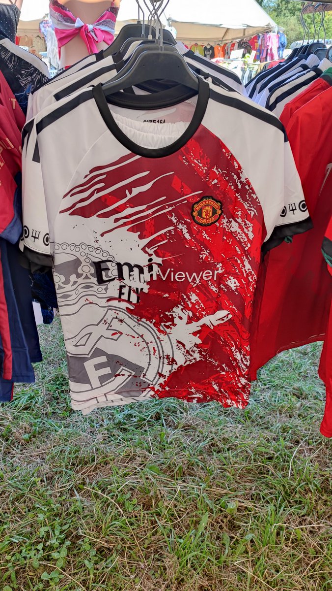 A:Ideme vyrábať dresy. 
B:Aký klub? 
A: Áno