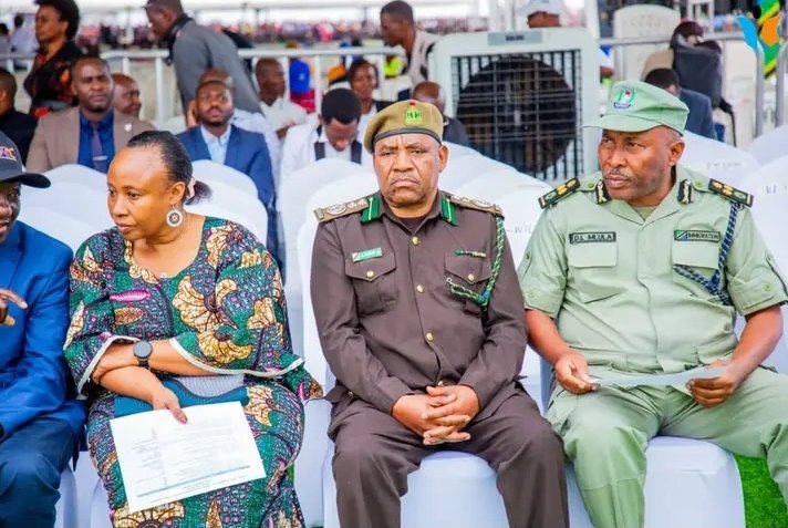 Ndarangavye Yvea (@ndarangavy69117) on Twitter photo <a href="/GeneralNeva/">SE Evariste Ndayishimiye</a> 🇧🇮ari kumwe n'Umushikiranganji wa mbere <a href="/KassimMajaliwa_/">Kassim Majaliwa Majaliwa</a> 🇹🇿bahejeje kwugurura icese ibikorwa vy'ibarabara ry'indarayi muri komine #Musongati y'intara ya #Burunga. Rizofasha kugabanura igiciro co kunguruza ibidandazwa gushika ku bice 70%
#Burunga16_08
#Vision2040_2060 <a href="/GeneralNeva/">SE Evariste Ndayishimiye</a> 🇧🇮ari kumwe n'Umushikiranganji wa mbere <a href="/KassimMajaliwa_/">Kassim Majaliwa Majaliwa</a> 🇹🇿bahejeje kwugurura icese ibikorwa vy'ibarabara ry'indarayi muri komine #Musongati y'intara ya #Burunga. Rizofasha kugabanura igiciro co kunguruza ibidandazwa gushika ku bice 70%
#Burunga16_08
#Vision2040_2060