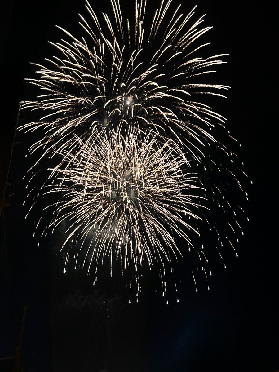 #weekly打ち上げ花火in大磯🎆最終回、無事終了したべぇ〜‼️‼️

最終回を彩るに相応しい壮大な #花火🎆だったべぇ☺️屋台のご飯も美味しくて僕も満足だべぇ😙

今年の #大磯 の花火は終わりだけど、まだ #海辺の映画館🎬が残ってるべぇ‼️
大磯とみんなの #夏休み はまだまだこれからだべぇ‼️
