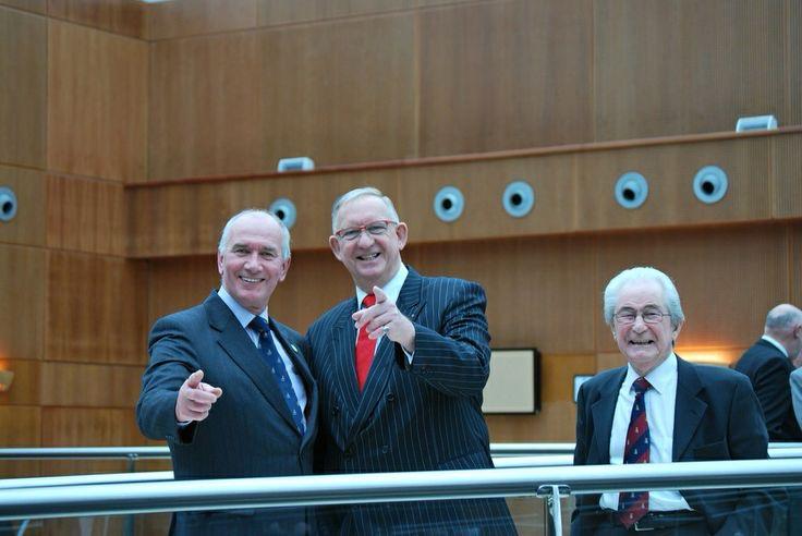 Wenn die Welt Gold bietet, suche nach Weisheit. Das eine vergeht. Das andere baut im Verborgenen Reiche auf.