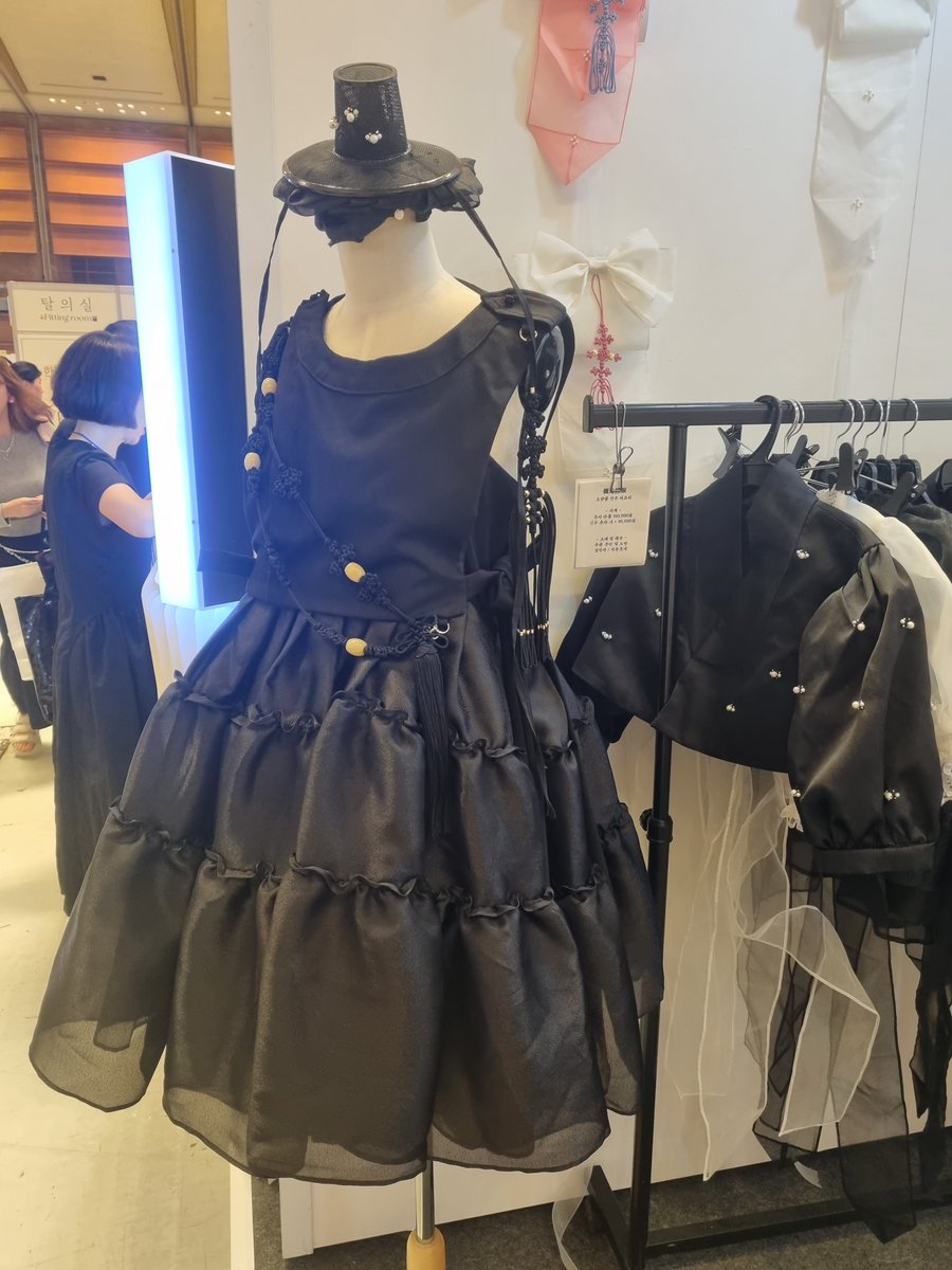 MIO_hanbok's tweet photo. 薇烏韓服  『 미오 한복 』   
RT &amp; 팔로우 이벤트
🌹🐦‍⬛

본 게시글 RT와 계정을 팔로우 해주시는 분 중,
추첨을 통해 한복 상점에서 많이 관심 가져 주신
『 미니 진주 갓 』(비매품)을 선물로 드립니다!

* 8월 16~24일까지 참여에 한함 https://t.co/uA2ZYNumKN