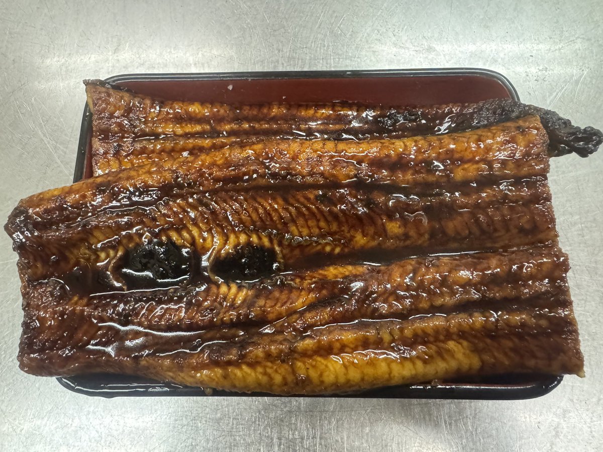 6daimekanekichi's tweet image. コイツやばい😅
今回スポットの #浜名湖産鰻
通常でも特大なのに超特大と言うかメガサイズ😅
300g近いので吉田町産で出していた蒲焼の倍
頭半分でも重箱に収まらない😅
蓋も出来ない😅
コレで税込3850円なんて #あたおか
早くも残り僅か😅