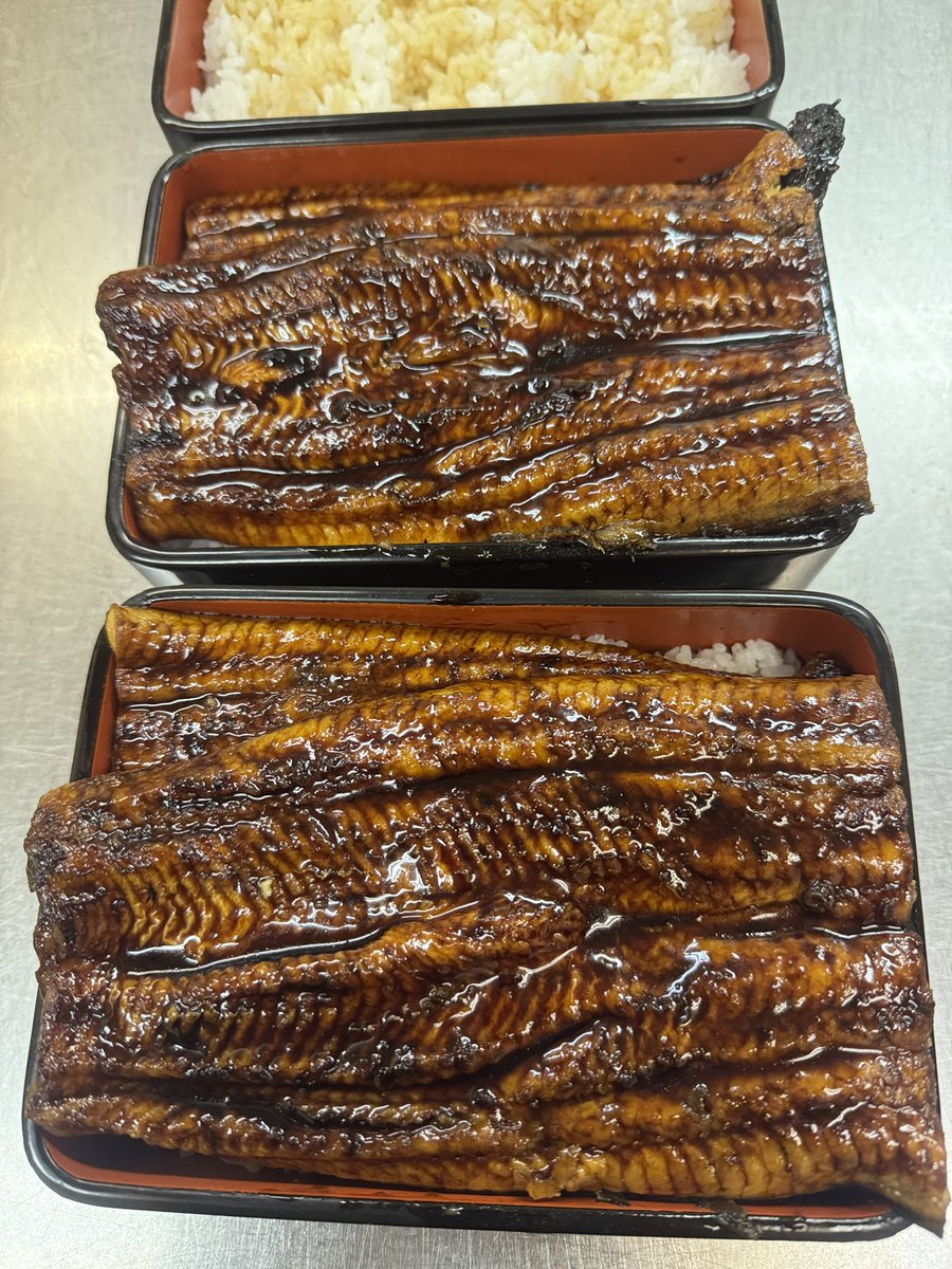 6daimekanekichi's tweet image. コイツやばい😅
今回スポットの #浜名湖産鰻
通常でも特大なのに超特大と言うかメガサイズ😅
300g近いので吉田町産で出していた蒲焼の倍
頭半分でも重箱に収まらない😅
蓋も出来ない😅
コレで税込3850円なんて #あたおか
早くも残り僅か😅