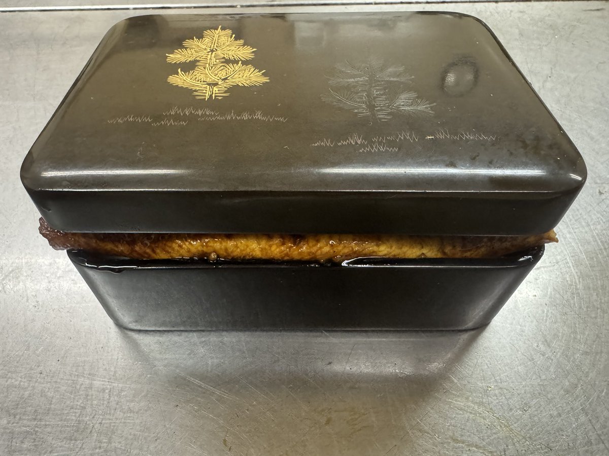 6daimekanekichi's tweet image. コイツやばい😅
今回スポットの #浜名湖産鰻
通常でも特大なのに超特大と言うかメガサイズ😅
300g近いので吉田町産で出していた蒲焼の倍
頭半分でも重箱に収まらない😅
蓋も出来ない😅
コレで税込3850円なんて #あたおか
早くも残り僅か😅