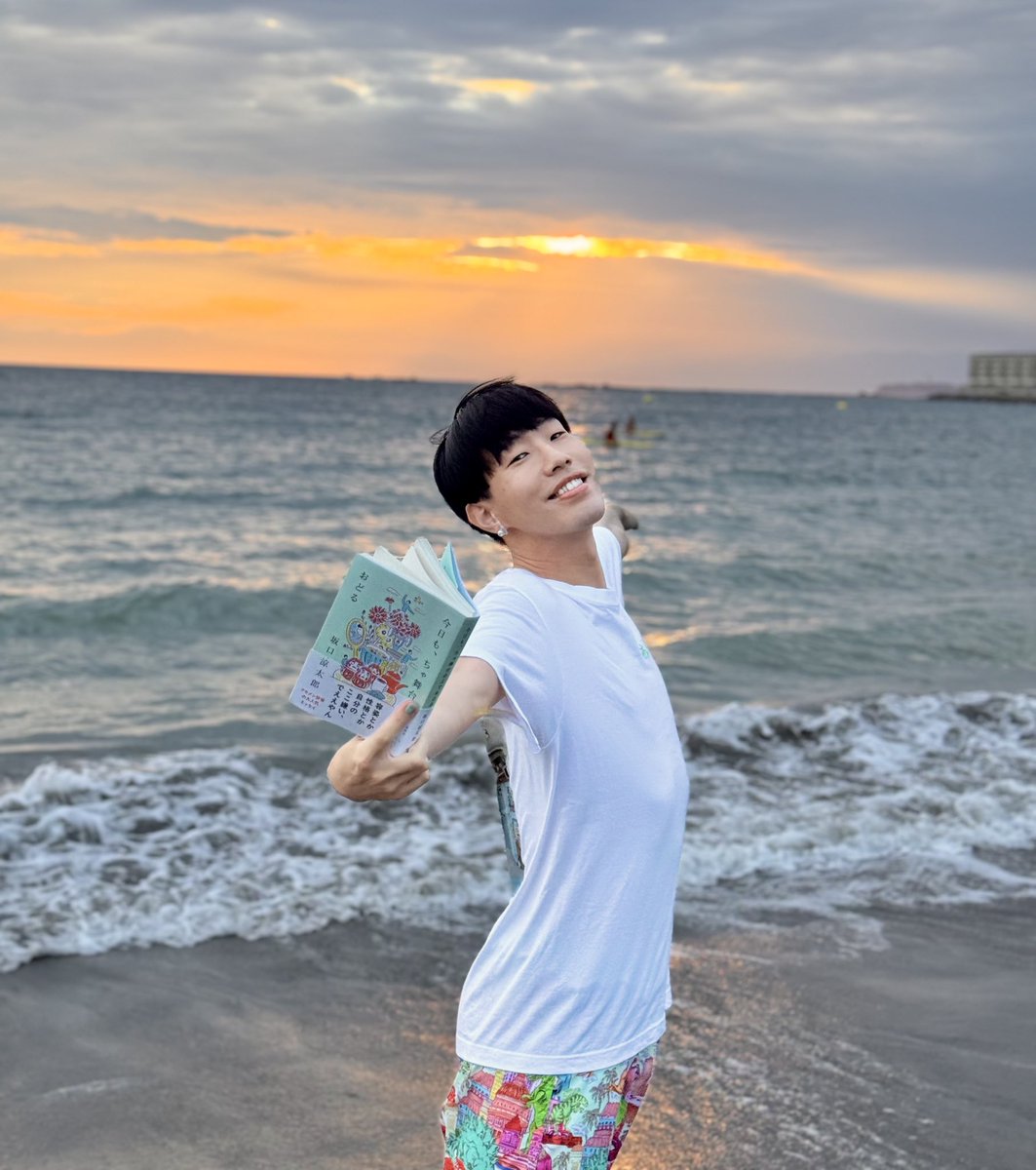 坂口涼太郎 (@ryotarosakagutw) on Twitter photo 「#らめ活フェア」中の<a href="/DAIKANYAMATSITE/">代官山 蔦屋書店/代官山 T-SITE</a> と<a href="/twililight_/">twililight(トワイライライト)</a> で売り切れていたエッセイ「#ちゃぶおど」ですが、入荷しました!大量に仕入れてくださっていたのに…書店に訪れてお迎えしてくださったみなさまのおかげです。ほんまにありがとう。お涼グッズも追加して置いてるよ! 「#らめ活フェア」中の<a href="/DAIKANYAMATSITE/">代官山 蔦屋書店/代官山 T-SITE</a> と<a href="/twililight_/">twililight(トワイライライト)</a> で売り切れていたエッセイ「#ちゃぶおど」ですが、入荷しました!大量に仕入れてくださっていたのに…書店に訪れてお迎えしてくださったみなさまのおかげです。ほんまにありがとう。お涼グッズも追加して置いてるよ!