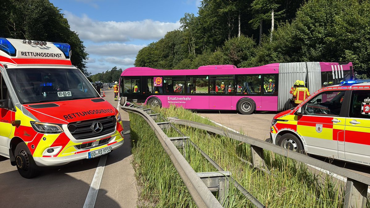 Schwerer Unfall mit Gelenkbus auf A24 bei Hamburg. Mindestens 5 Verletzte, darunter Kinder. Autobahn im Kreis Herzogtum Lauenburg gesperrt

Fotos: Leimig