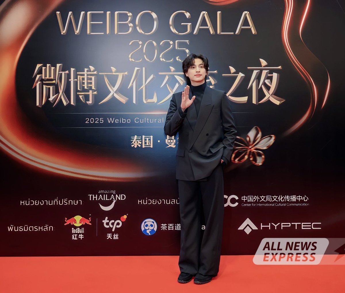No matter the crowd, he stand out ✨️
Not just attending the event, but owning the moment ✨️
He wear confidence like couture 😌✨️

GULF X WEIBO GALA
#กลัฟWeiboกาล่า2025
<a href="/gulfkanawut/">gulfkanawut</a>
