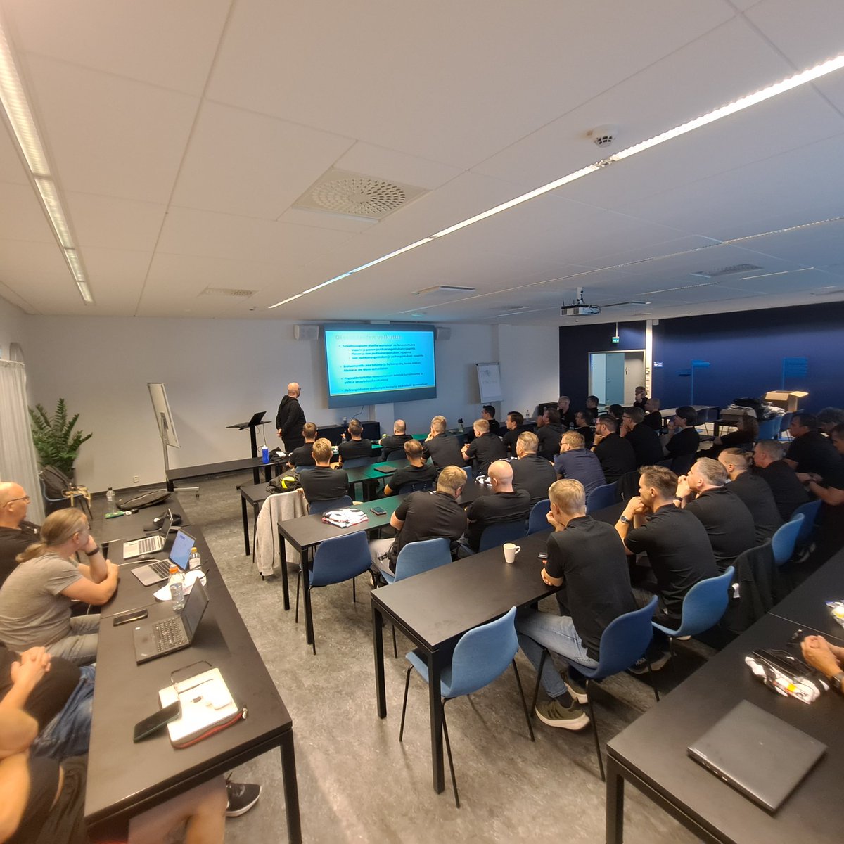 Pääsarjaerotuomarien (<a href="/Salibandyfi/">Salibandy.fi</a>) koulutussyksy 2025 käyntiin miesten pääsarjaerotuomarien koulutuksella <a href="/Eerikkila/">Eerikkilä Sports Ins</a>.

Koulutuksen päävastuullinen, johtoryhmän vastuuhenkilö, Jarno Mäki äänessä.

#salibandy #floorball #erotuomarit #referees