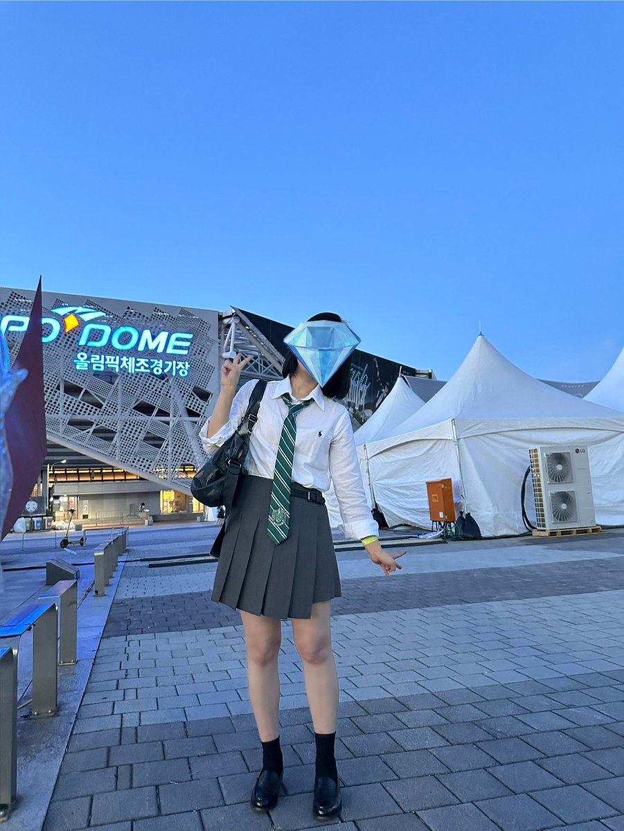 드코에 진지하게 임하는 편. 
왕년에 복장놀이도 좀 해본 편. 

신*의품* 의 한 장면 될 게 뻔하지만 
이 누나, 최선을 다했다 

2025.08.16 태민 팬미1회차