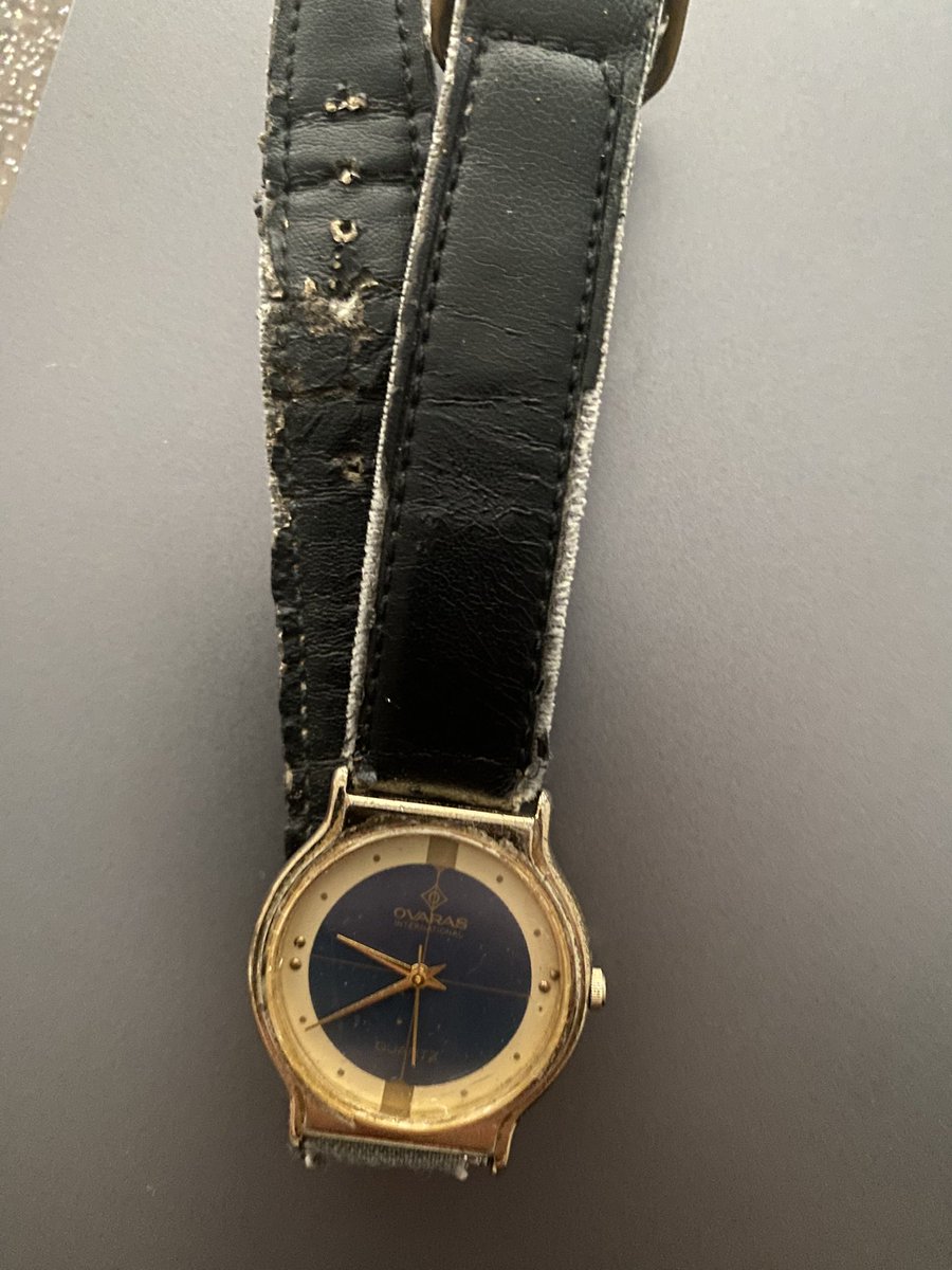 Evde böyle bi saat buldum. Hoşuma gitti zarif bir tipi var. Zaten geniş kadranlı ağır saatleri de çok sevmiyorum bunu tamir ettirmeye çalışacağım ama bilgisi olan var mı merak ettim bu saat hakkında