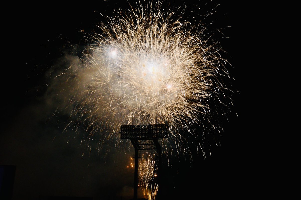 jingu_stadiumpr's tweet photo. 🎆🎇2025 神宮外苑花火大会🎇🎆

今年も神宮外苑の空に、色とりどりの10,000発の花火が打ち上げられました✨🌻🍉🎐

#神宮外苑花火大会 #神宮球場 #花火大会 #花火 #夏の花火 #fireworks #jingustadium https://t.co/3a8OicmKwA