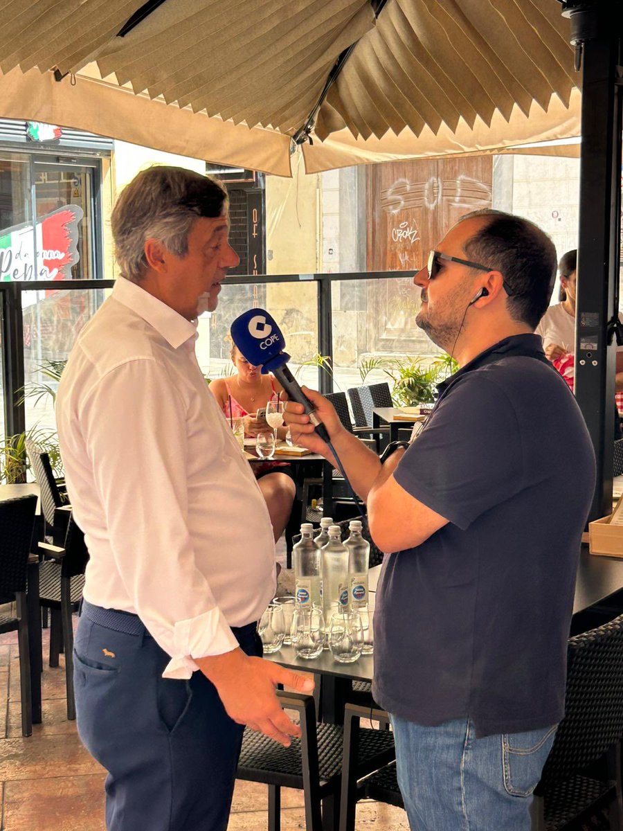 COPE MÁLAGA (@copemalaga) on Twitter photo 📷Charlamos en la feria del centro con <a href="/teolopezuma/">Teo López Navarrete</a> rector de la <a href="/InfoUMA/">Universidad de Málaga</a>
#FeriaMLG
🎙Te lo cuentan en directo <a href="/pedringj/">Pedro González</a> <a href="/AGarciaAtienza/">Andrés G. Atienza</a> <a href="/EmilioJGuerrero/">Emilio Guerrero</a>
🎚 Javi Campos
📻 97.1FM
📱 APP COPE
💻 cope.es/emisoras/andal… 📷Charlamos en la feria del centro con <a href="/teolopezuma/">Teo López Navarrete</a> rector de la <a href="/InfoUMA/">Universidad de Málaga</a>
#FeriaMLG
🎙Te lo cuentan en directo <a href="/pedringj/">Pedro González</a> <a href="/AGarciaAtienza/">Andrés G. Atienza</a> <a href="/EmilioJGuerrero/">Emilio Guerrero</a>
🎚 Javi Campos
📻 97.1FM
📱 APP COPE
💻 cope.es/emisoras/andal…