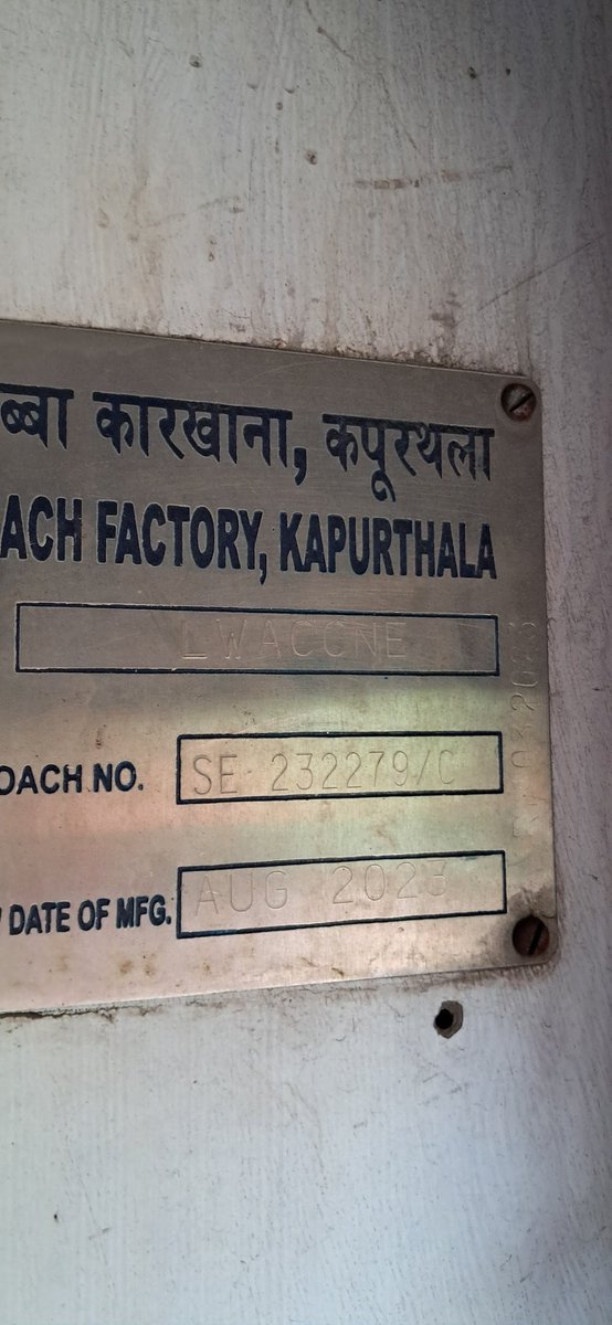 raviscommerce07's tweet photo. @RailMinIndia @drmsamstipur @RailwaySeva 
इस कोच का ac technician और  coach attendant द्वारा बंद कर दिया गया है और  मुझे raxaul से sitamarhi तक का सफर करना है.. https://t.co/mCVnHHWMgS