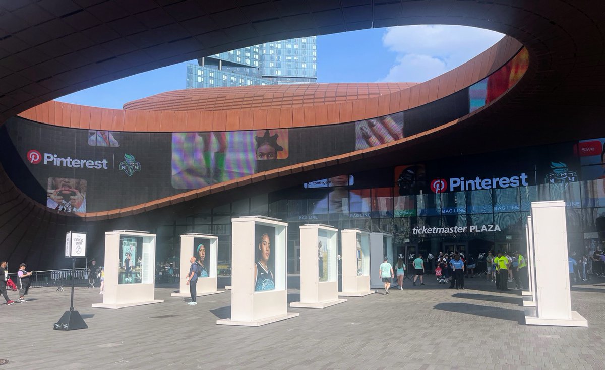 AYReport's tweet image. #BarclaysCenter operator BSE Global says it didn't need @NYC_Buildings permission to put up the Liberty Portraits exhibition on Ticketmaster Plaza.  atlanticyardsreport.blogspot.com/2025/08/arena-…
I'm no lawyer, but not so sure.
Maybe the installation isn't &amp;gt; 120 square feet, but it'll be up 4 months.