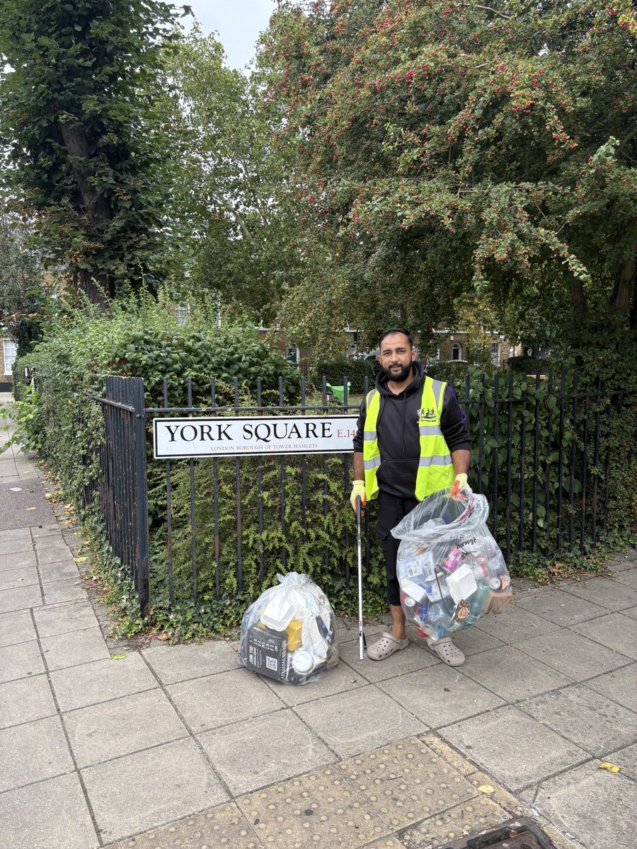 MuhiMikdad's tweet photo. Our continuous weekly litter picking took place today in the Limehouse area. Huge thanks to all our amazing volunteers for keeping our community clean. 

#Community #Volunteering #Limehouse #TowerHamlets #CleanStreets https://t.co/RMM3sA4NK1