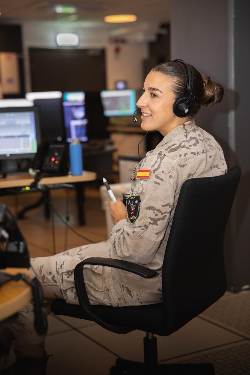 EMADmde's tweet photo. Desde el Control and Reporting Centre (CRC) Loki en Islandia🇮🇸, los controladores aéreos 🇪🇸 del #DATSTINGA trabajan con precision para garantizar la seguridad en el norte del espacio aéreo aliado #MOPS #WeAreNATO @EjercitoAire https://t.co/5mqU4IxqxK