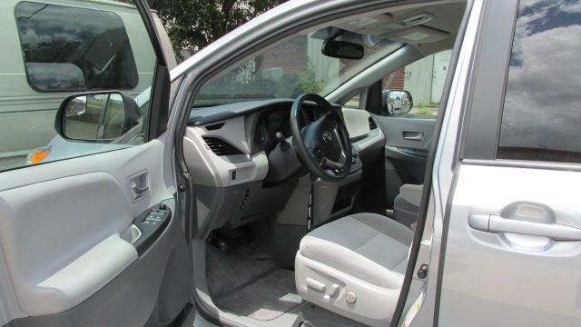 ADSTallahassee's tweet image. Need space, style, and smart accessibility? Our 2017 Toyota Sienna SE w/ VMI Northstar delivers 61.8&quot;&quot; interior headroom, an in-floor ramp system &amp;amp; removable seats.

Comfort + confidence on the road.
Available now: buff.ly/JJWKWlV
#AdvancedDrivingSystems #Gainesville