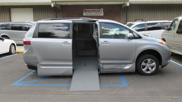 ADSTallahassee's tweet image. Need space, style, and smart accessibility? Our 2017 Toyota Sienna SE w/ VMI Northstar delivers 61.8&quot;&quot; interior headroom, an in-floor ramp system &amp;amp; removable seats.

Comfort + confidence on the road.
Available now: buff.ly/JJWKWlV
#AdvancedDrivingSystems #Gainesville