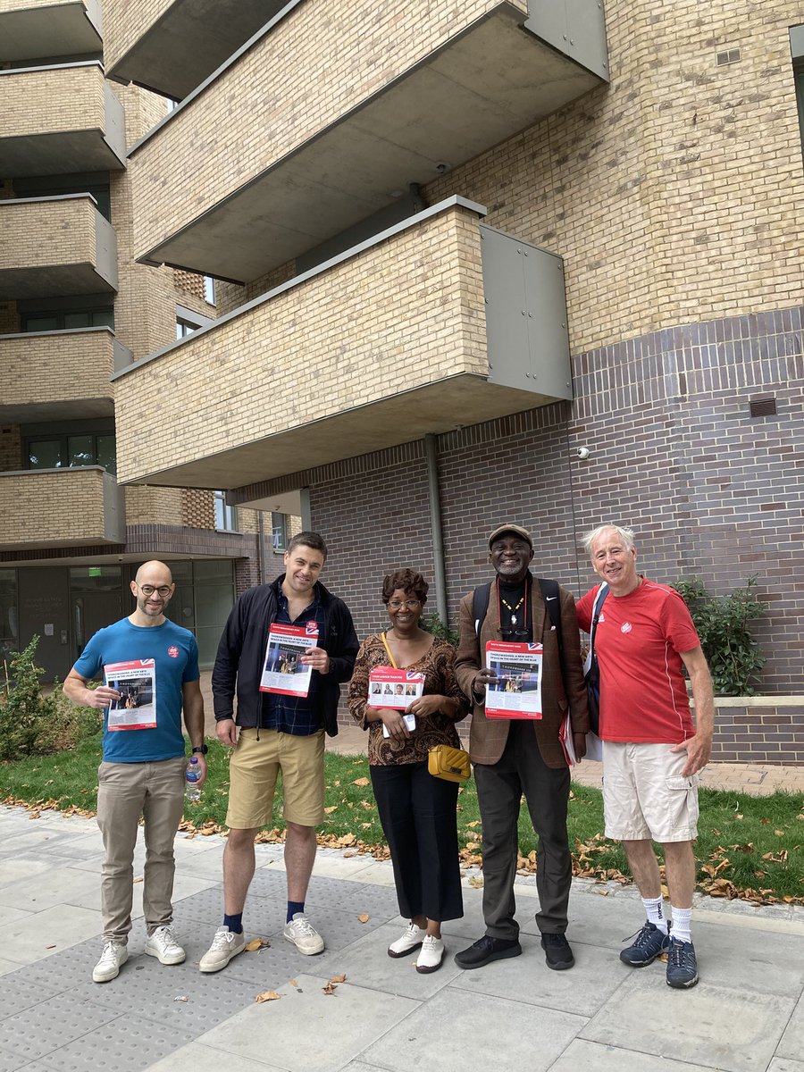 Great that the wonderful new council housing is being occupied. South Bermondsey canvas team pausing for a photo, before talking to residents on the Rennie estate