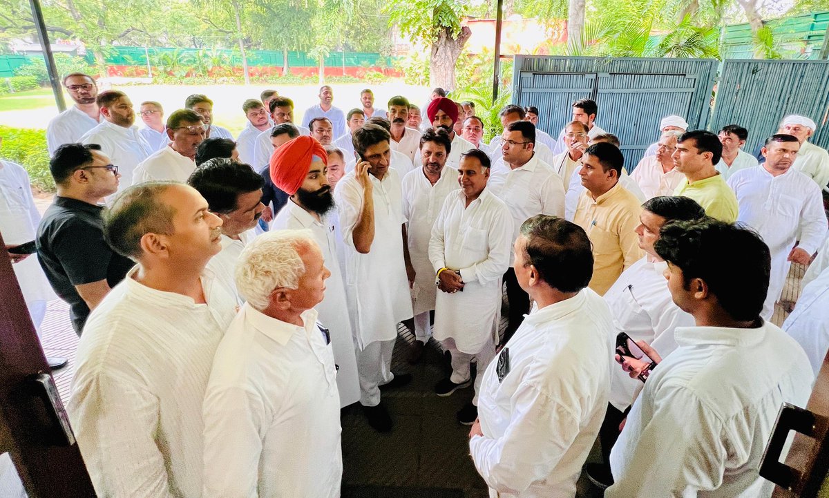 आज दिल्ली निवास पर मिलने पहुंचे करनाल शहर के नव-नियुक्त कांग्रेस अध्यक्ष भाई पराग गाबा जी को बधाई एवं शुभकामनाएं दीं।