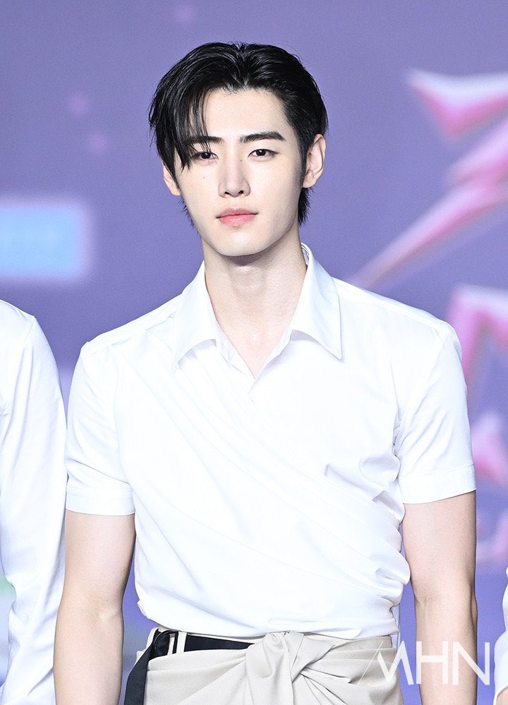 <a href="/kavrinaw/">ؘ</a> <a href="/Yoojungec/">𝓨.</a> <a href="/Eunrhyuk/">E.</a> Reign menerima mic dari Sasya dengan senyum tipis. Ia maju ke panggung, berdiri di bawah lampu yang bergoyang pelan tertiup angin laut. Tatapannya hangat namun sendu. Suasana hening, hanya terdengar debur ombak dan bisik Novices yang duduk dibawah langit malam.