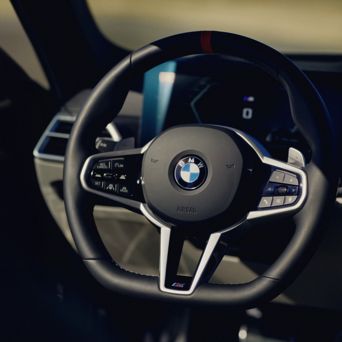BMWsaudiarabia's tweet photo. ليست أي سيارة لافتة للأنظار، ولكن سيارة الفئة الرابعة غران كوبيه الحمراء غير.
تصميم جريء، وأداء قوي، وثقة لا تمر مرور االكرام.
#BMWSaudiArabia #BMWKSA #BMW #THE4 #4Series https://t.co/kYX8sWwVAF