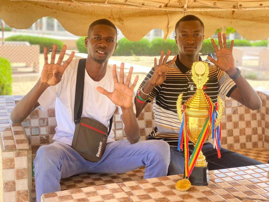 UGBSN's tweet image. 🎓𝑷𝒐𝒓𝒕𝒓𝒂𝒊𝒕 𝒅’𝒖𝒏 𝒄𝒉𝒂𝒎𝒑𝒊𝒐𝒏 :
Abdoulaye Aziz LY, étudiant en Mathématiques à l’UGB, brille aussi sur l’échiquier. Champion du Sénégal 2023 &amp;amp; vainqueur de la Coupe du CNOSS 2025, il incarne rigueur et passion. 
👉 facebook.com/share/p/19eZj5…

#UGB #Échecs #Champion