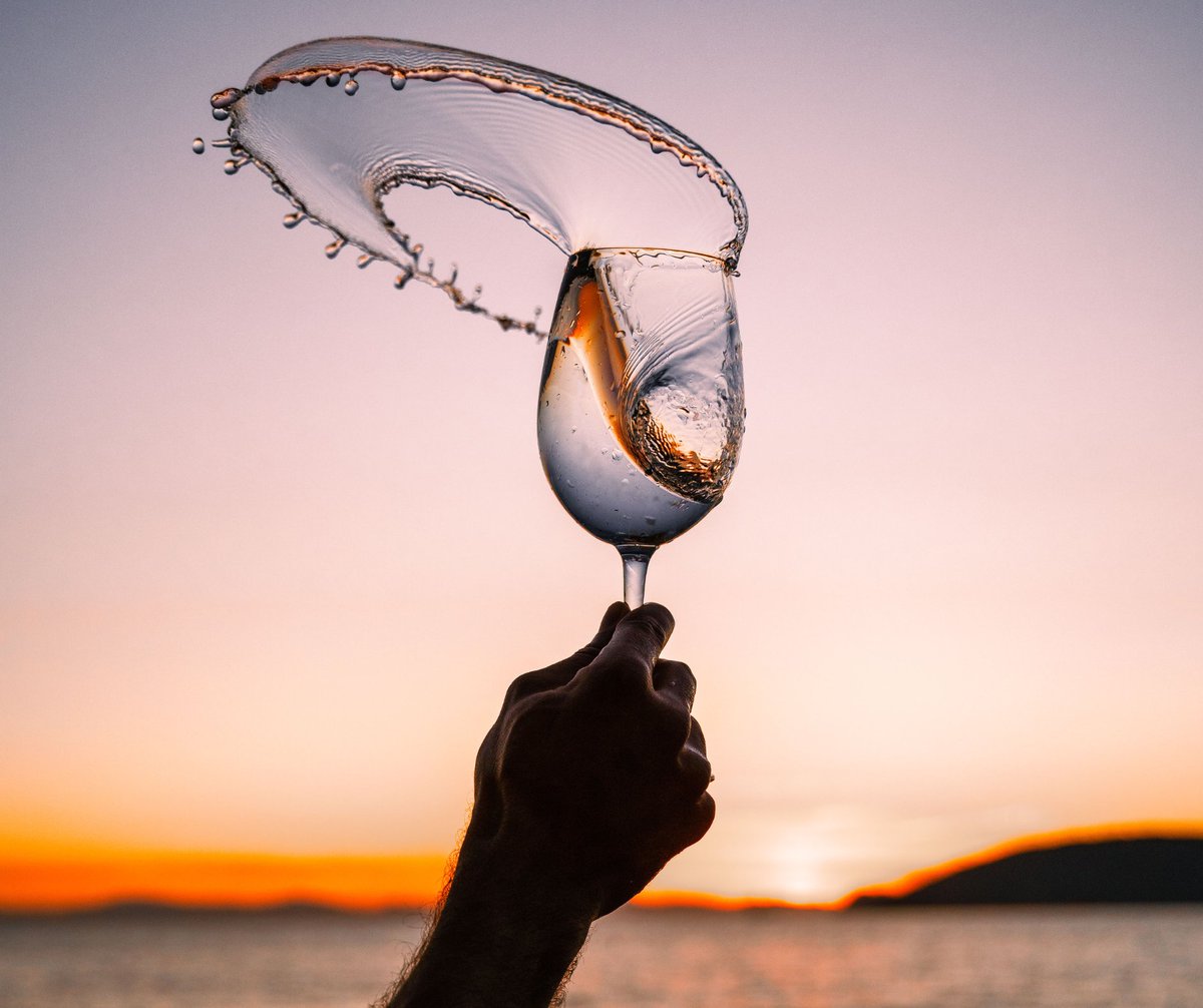 ✨ Un brindisi al tramonto, con un vino elbano che sfida la gravità. Perché qui ogni sorso ha il sapore del vento, della luce e del tempo che si ferma.

📸 Photo by Daniele Fiaschi

#visitelba #elbawow #isoladelba #ElbaWine #TramontoElbano #VinoToscano #ElbaExperience