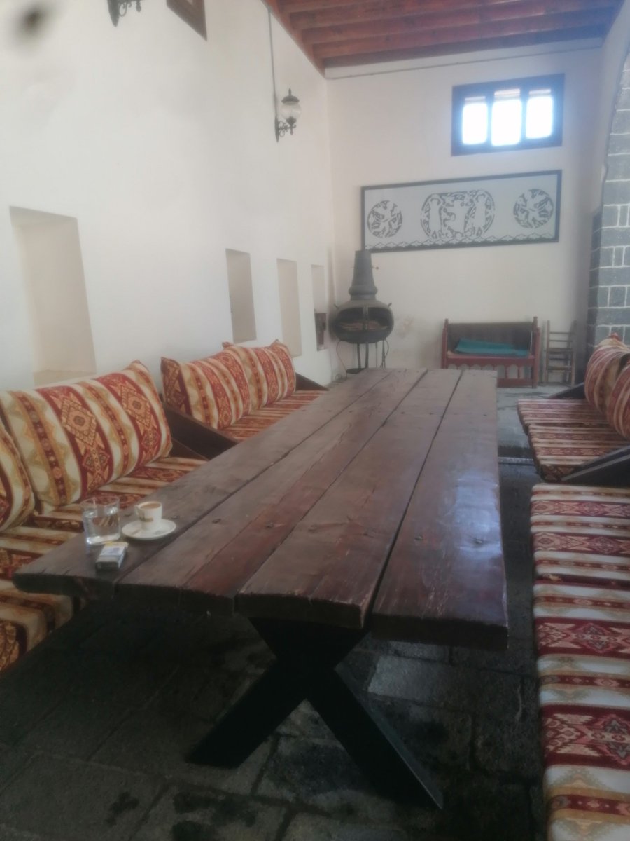 Bahsettiğim o bahçemdeki masa şu kadar olacak. (daha uzun da olabilir)
Elbette şark köşesi gibi durmayacak. Güzel banklar yaptırırım ben :)