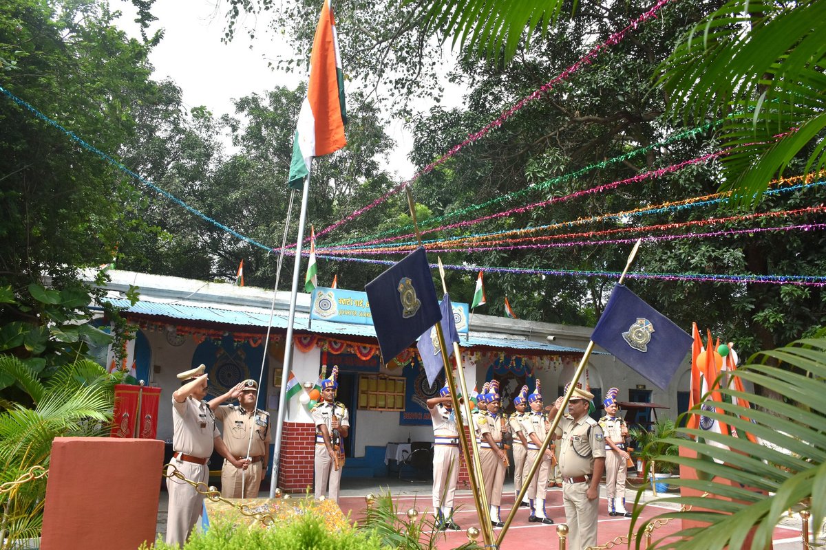 62Crpf's tweet photo. "On the occasion of 15th August, #CO62Bn hoisted the Tricolour flag and awarded  citations to the  unit personnel for their Sheer hard work and dedication towards assigned duties. #harghartiranga #CRPF 
@crpfindia 
@CentralZoneCrpf 
@CTGSECTORCRPF https://t.co/LRkOsIuM8i