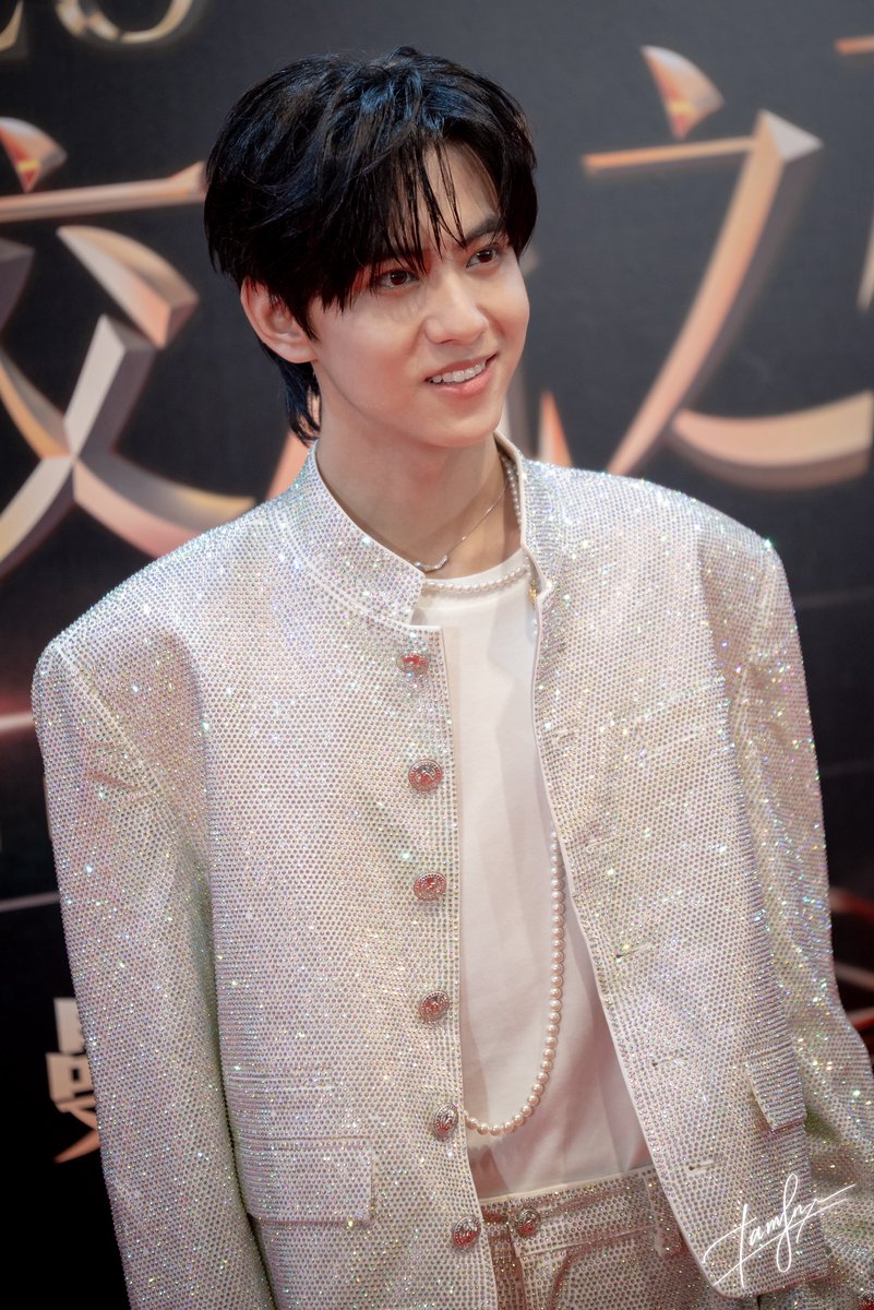 หล่อมาก มียิ้มเขินหน่อยๆ ตอนเดินพรม 😂

#ZhanXuanxLiuXuanchenginBangkok
#WeiboGala2025xZhanCheng
#刘轩丞 #LiuXuanCheng 
#RevengedLove 
#ศัตรูหัวใจคือแฟนใหม่ผมเอง