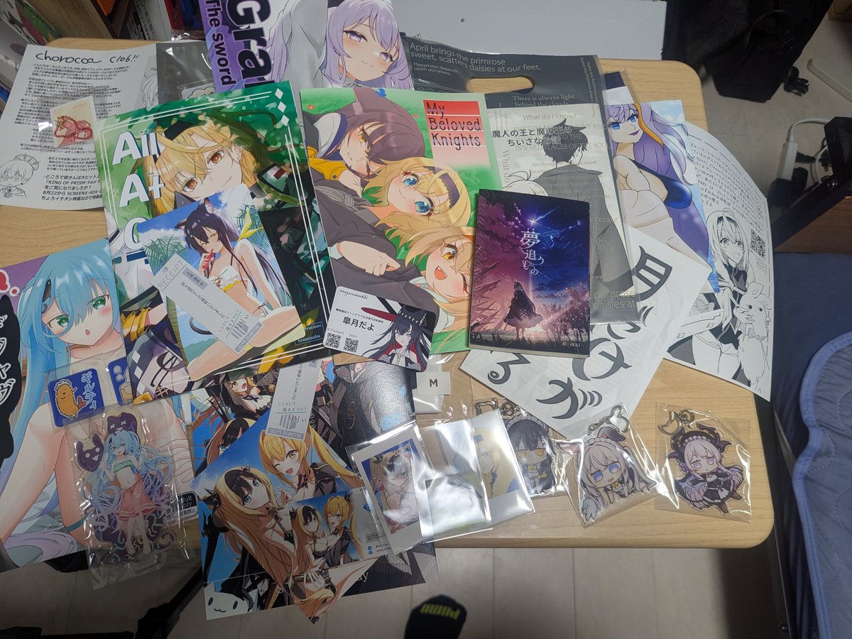 戦利品報告だよ我が読者！どれも傷なく持ち帰ることができたな！
全て並べるにはいささか机が狭すぎるが……これほど嬉しいことはない！