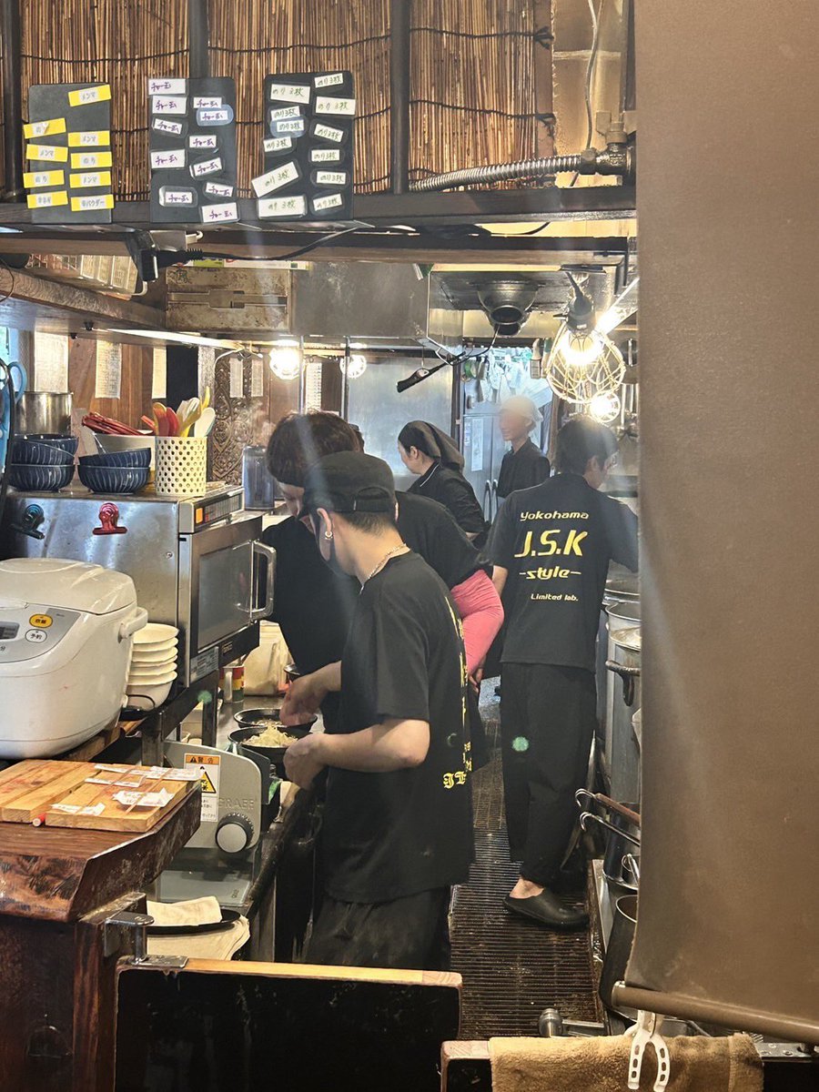 【活動報告】
お久しぶりです🙇
活動報告再開します‼️
8月10日に下永谷にある神勝軒さんに協力をいただき、ラーメン屋体験会を行いました‼️

普段何気なく食べているラーメンでも提供する側になると、また違った面白さがありました‼️