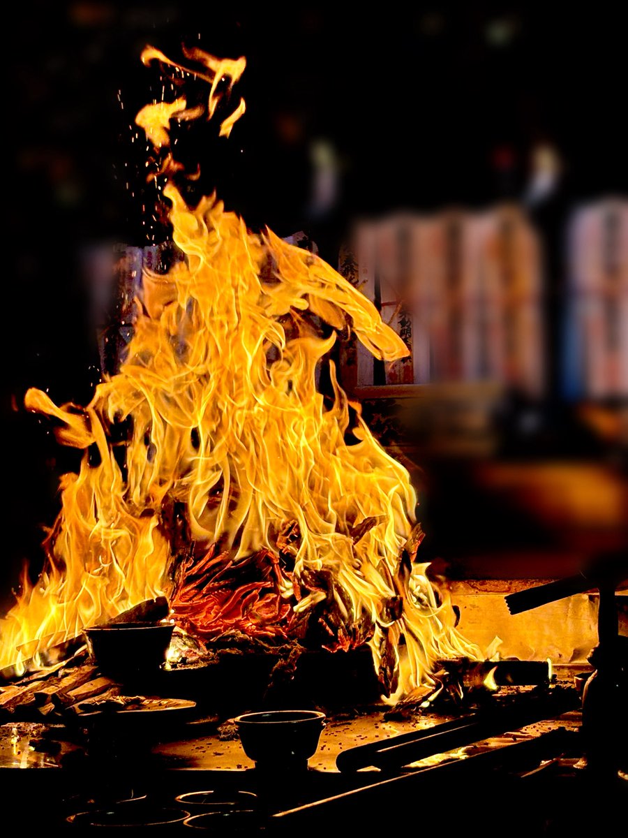 護摩焚きでお世話になっているお寺にて。

「先生、みてくれて有り難う！」
「これも持って帰り！」
「子どもたちの分も！！」

両手に収まらない程のお土産と、溢れんばかりの愛情をいただきました。

そんな中、一番言われて嬉しかった言葉は…

「タロットってこんなに面白いんですね」

でした。