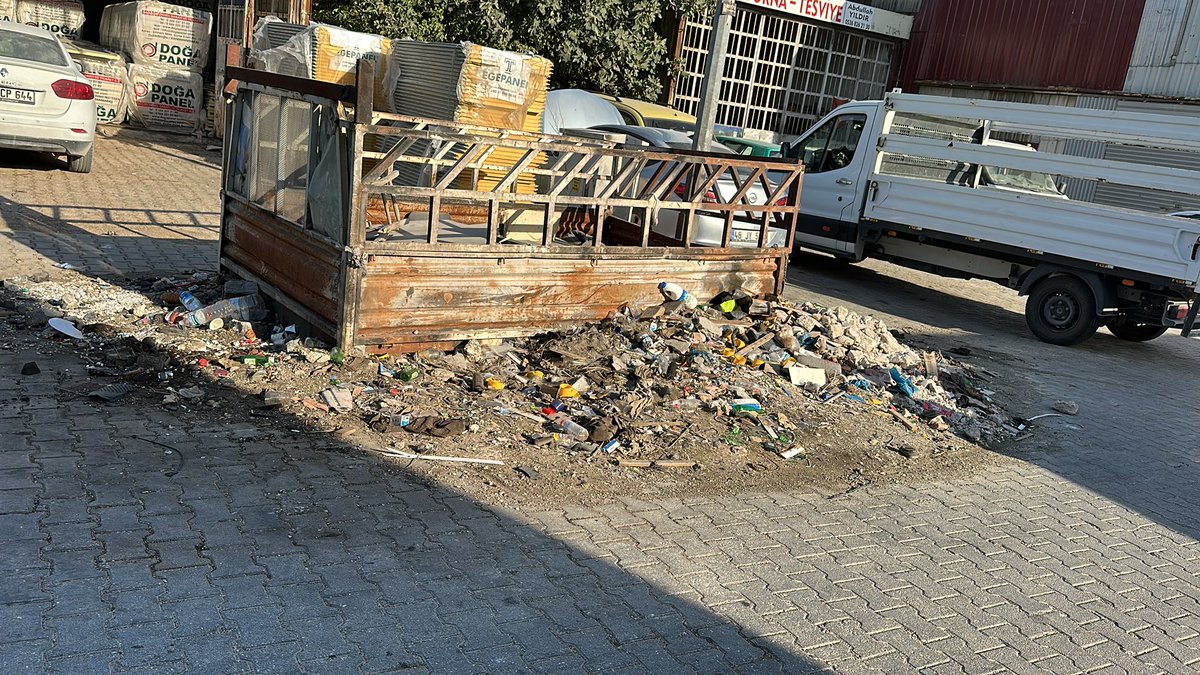 kenanaslan2's tweet photo. @AntakyaBld Merhaba Antakya sanayi sit 7.iniş 7. Cad Kenan metal önü, 6 aydır çöplük içinde burada ki pislik rüzgardan sonra dükkanlarımıza üstümüze geliyor, el ile temizlenecek durumda değil kepçe ve çöp aracı gerekiyor https://t.co/W6YmuCjJER