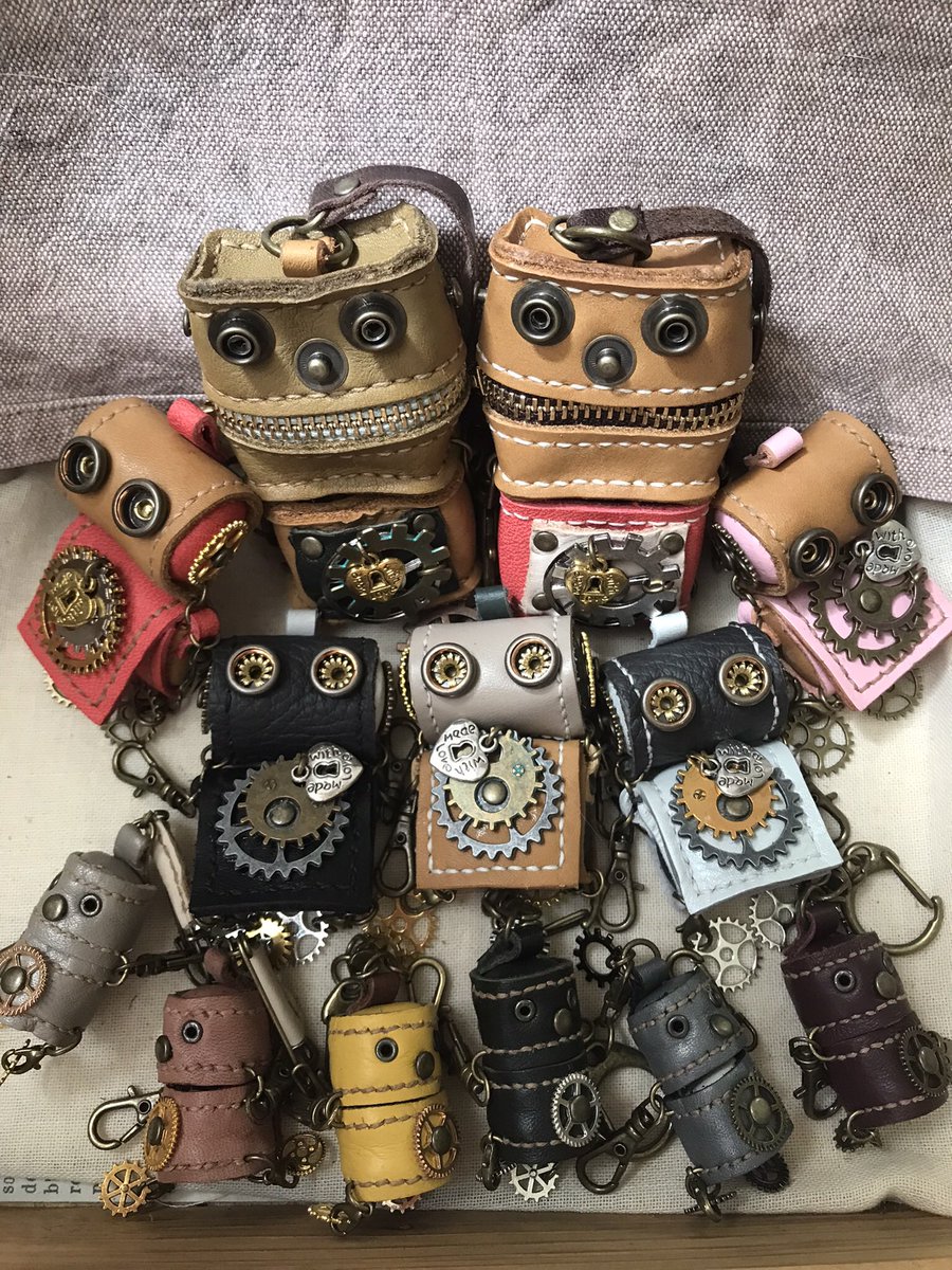 maro481's tweet photo. 明日8月17日、岡山コンベンションセンター（ママカリフォーラム）で「アート&amp;ミュージックフェスinせとうち」に出展します
ブースNo.T-12  1Fロビーのテーブルブースでお待ちしてまーす😊　#革ミニチュア　#革ロボット　#レザークラフト https://t.co/gw5KpEj6J5