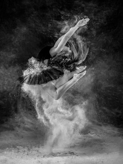 SmartassLisa's tweet photo. 08/12
@Amatoryq
#Amatory
📸: Pauline Pentony
Some people find it effortlessly easy to #letting_go, surrendering to the captivating embrace of music. As the melodies swirl around them, they feel transported to a serene realm where their bodies and souls can truly unwind. In this magical moment, a sense of innocence and carefree joy washes over them, allowing for uninhibited self-expression. Their thoughts dance harmoniously with the rhythm, liberated from the #unseen_truths that could obscure their judgment or hinder their movements. Just their #thoughts_under_the_stars, they revel in the music’s guidance, creating a beautiful connection between their inner selves and the world around them.