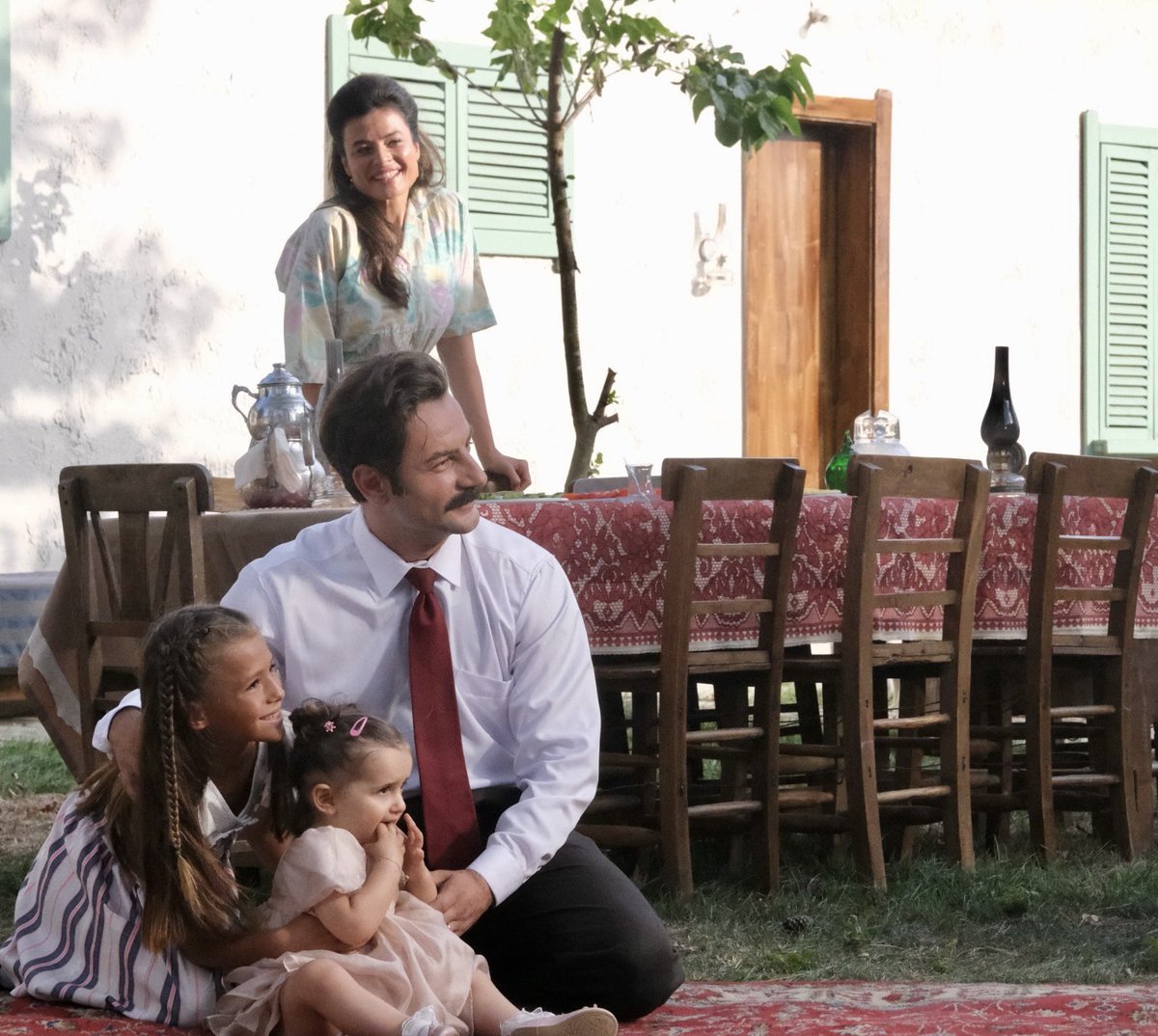 turanbulent's tweet photo. Gerçek bir hikaye, gerçek bir hayat dersi...

Gençlerimize örnek, gerçek bir rol model, Yüzbaşı #KemalSağıroğlu'nun yangınla son bulan hüzün kokan hayat hikayesi film oluyor.

Yönetmenliğini Nihal Ağırbaş’ın üstlendiği “Son Nefes Çanakkale” filminin çekimlerinin yapıldığı seti ziyaret ederek başrol oyuncusu Gökberk Demirci ve tüm ekiple sohbet ettik, başarılar diledik.

“Docudrama” türündeki bu etkileyici belgeseli merakla bekliyoruz…

@N_Agirbas 
@omererbil 
#SonNefesÇanakkale