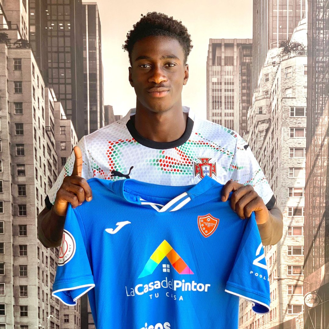 DeporMurciaFC's tweet image. ¡Fichajazo en la delantera! 🔥 

Damos la bienvenida a Ahmadou Sarreh, delantero gambiano. Extremo izquierdo rapidísimo con muchísima calidad. Viene de destacar en 3ª RFEF y Regional Preferente. A darlo todo. ¡Bienvenido!

#Fichaje #Delantero
@Nacional10x @treceraG13