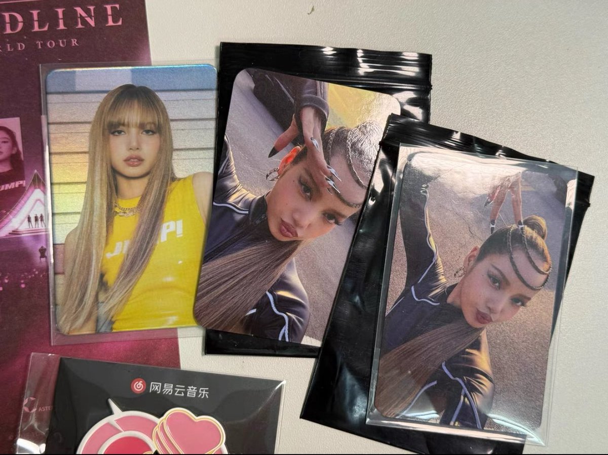 wts rmb¥360 total 3pc

blackpink lisa pc 

If you have a Chinese address, I offer free shipping; international shipping requires you to pay for it yourself.

dm me for more info!

t. blackpink jennie jisoo lisa rosé jenkuko the album bornpink pola sdih pc postcard