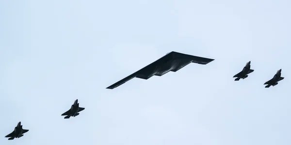 President Donald Trump arranged for a B-2 Spirit stealth bomber and other U.S. warplanes to fly over Joint Base Elmendorf-Richardson in Anchorage just as Russian dictator Vladimir Putin landed there, The New York Times reported on Aug. 15.

english.nv.ua/nation/putin-s…