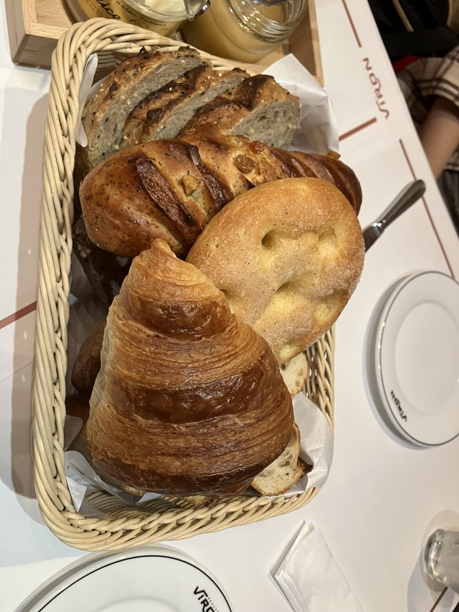 chiiilin's tweet photo. パン食べ放題ではないけどそんな気分 https://t.co/O3TwPfy6rp